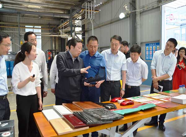咸宁市长王鹤参观BG大游集团包装车间