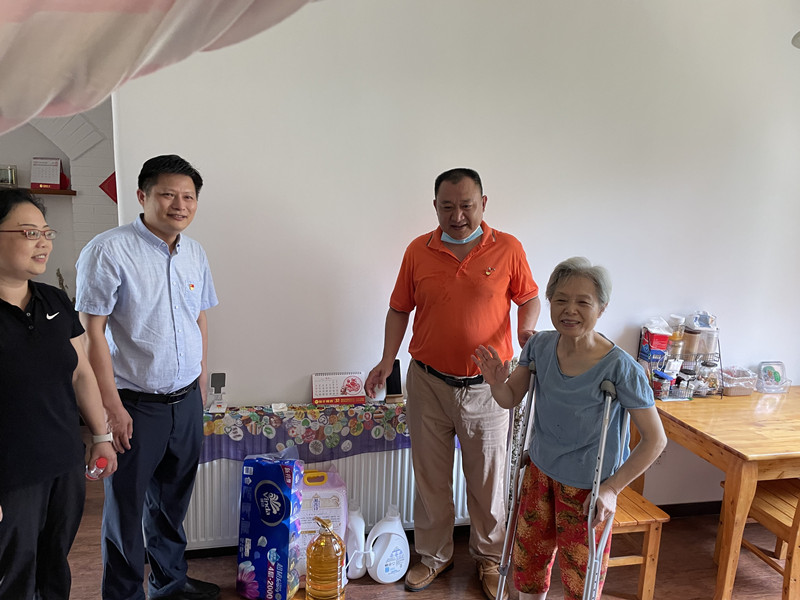 行政总监徐曼代表BG大游集团慰问东西湖社区老党员