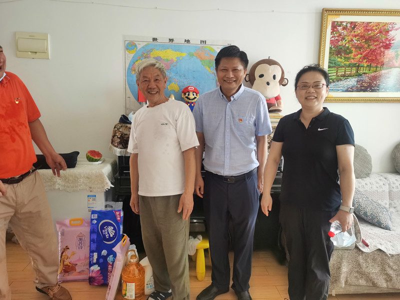 行政总监徐曼代表BG大游集团慰问东西湖社区老党员