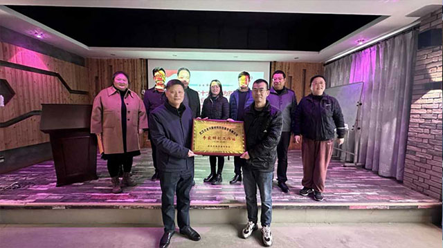 陈文胜主席授以BG大游集团“武汉市专家科创工作站”牌匾.jpg